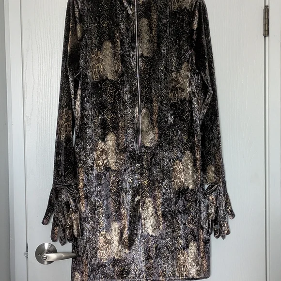 Elegant Long Sleeve Black and Gold Dress - Picture 2 of 2